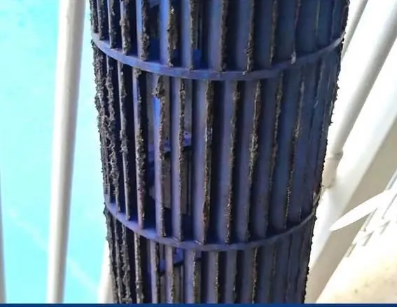 Turbina do ar-condicionado antes da limpeza, com as pás cobertas de sujeira