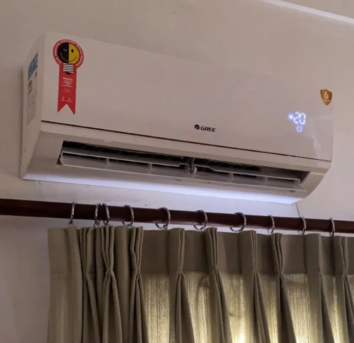 Split Gree ligado, marcando 20 graus no visor, logo depois da higienização
