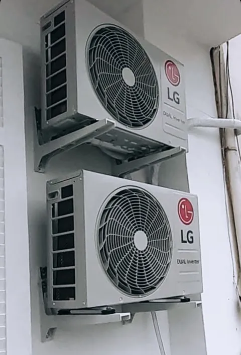 Duas condensadoras LG Dual Inverter fixadas em suporte duplo na parede