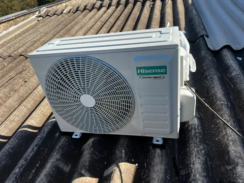 Condensadora Hisense Inverter instalada em telhado