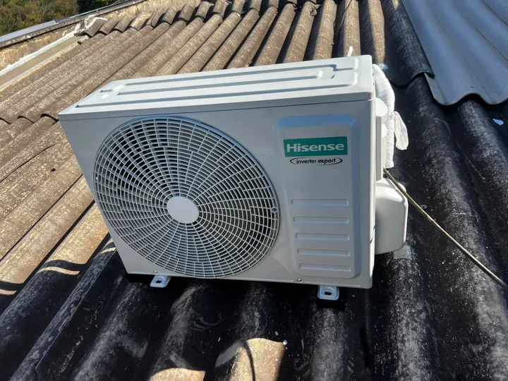Condensadora Hisense Inverter instalada sobre telhado, com tubulação isolada
