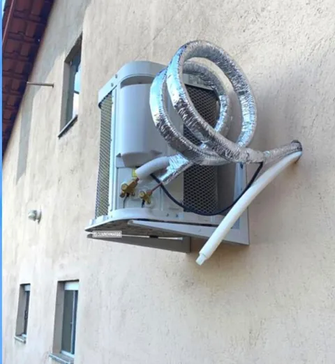 Condensadora instalada em parede externa com tubulação isolada